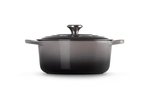Diseño artesanal francés de Le Creuset que aporta durabilidad y estilo.