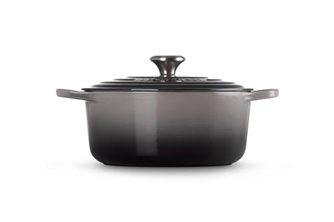 Diseño artesanal francés de Le Creuset que aporta durabilidad y estilo.