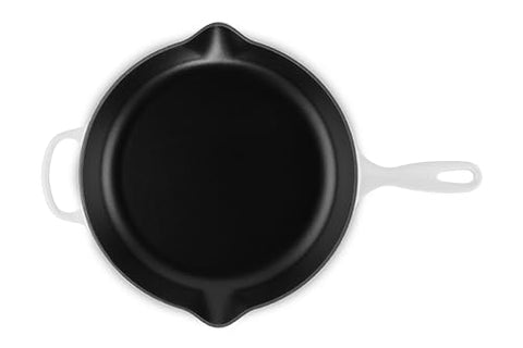Diseño francés de Le Creuset, duradera pieza para uso diario en cocina.