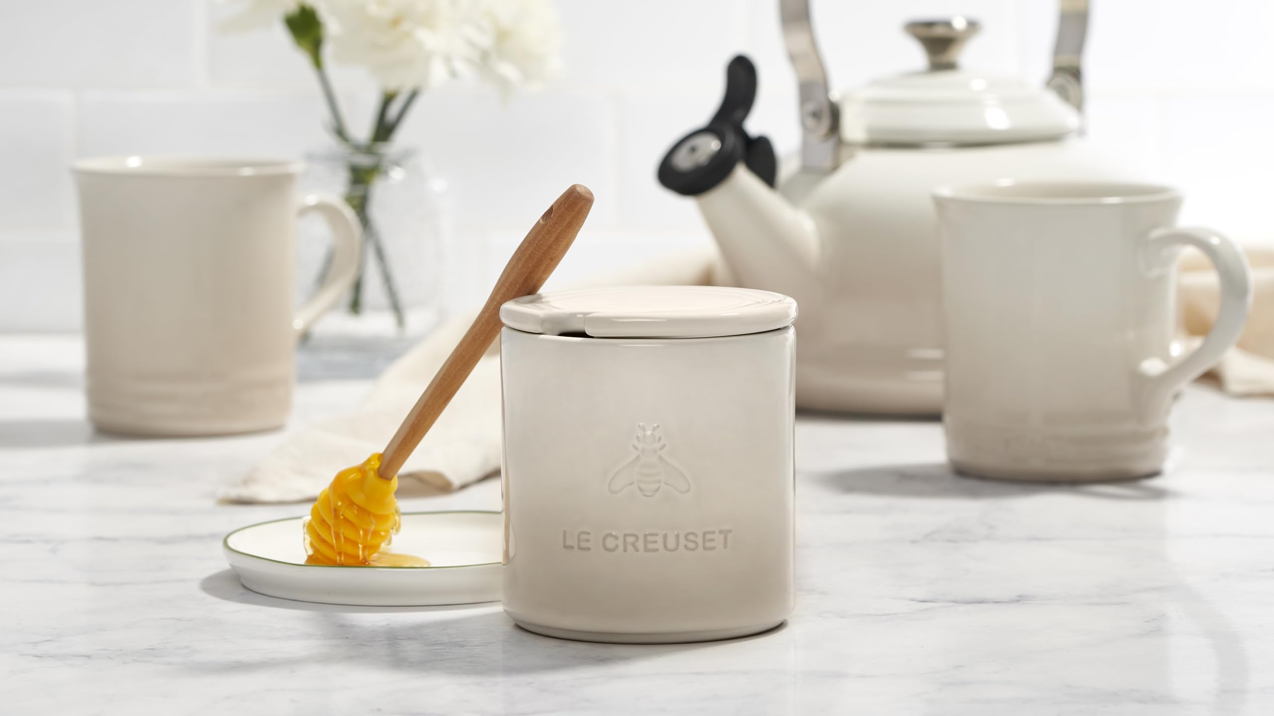 Le Creuset tono Merengue realza la mesa y combina con otros utensilios