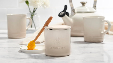 Le Creuset tono Merengue realza la mesa y combina con otros utensilios