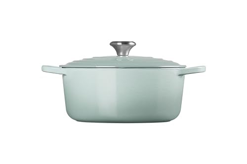 Olla Le Creuset resistente al desgaste con diseño duradero para uso diario.