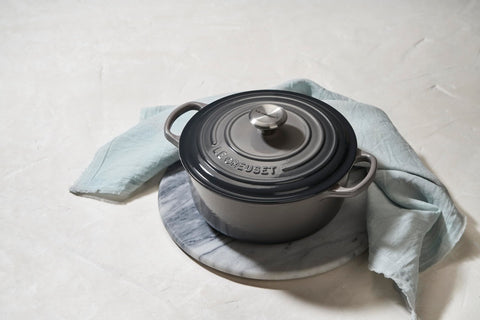 Esmaltado de Le Creuset fácil de limpiar resiste manchas y desgaste diario.