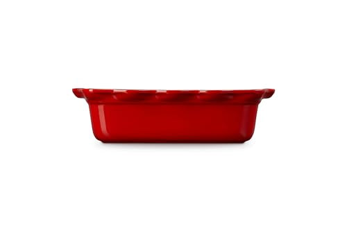 Le Creuset molde cerise de horno a mesa, servicio y presentación elegante