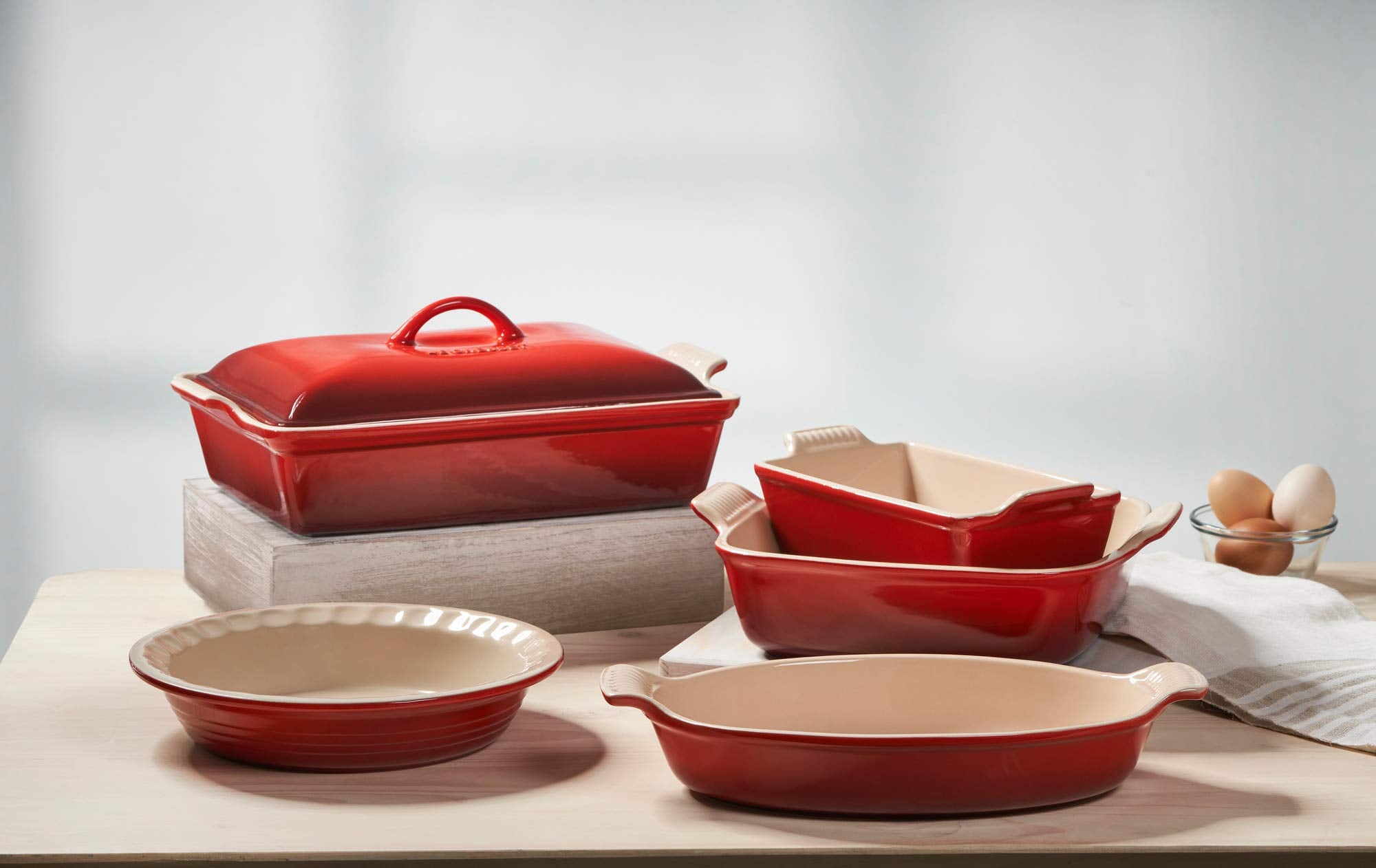 Le Creuset Heritage Oval Au Gratin en mesa para servir platos coloridos y atractivos