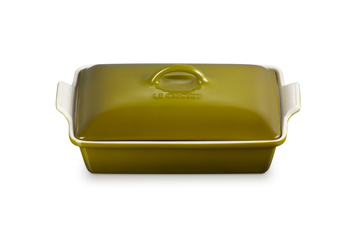 Le Creuset Heritage: cazuela rectangular de oliva con tapa, mantiene la comida caliente por más tiempo.