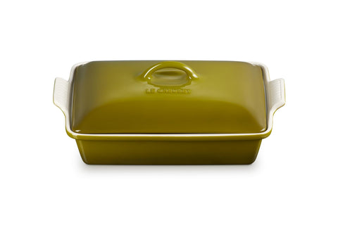 Le Creuset Heritage: cazuela rectangular de oliva con tapa, mantiene la comida caliente por más tiempo.