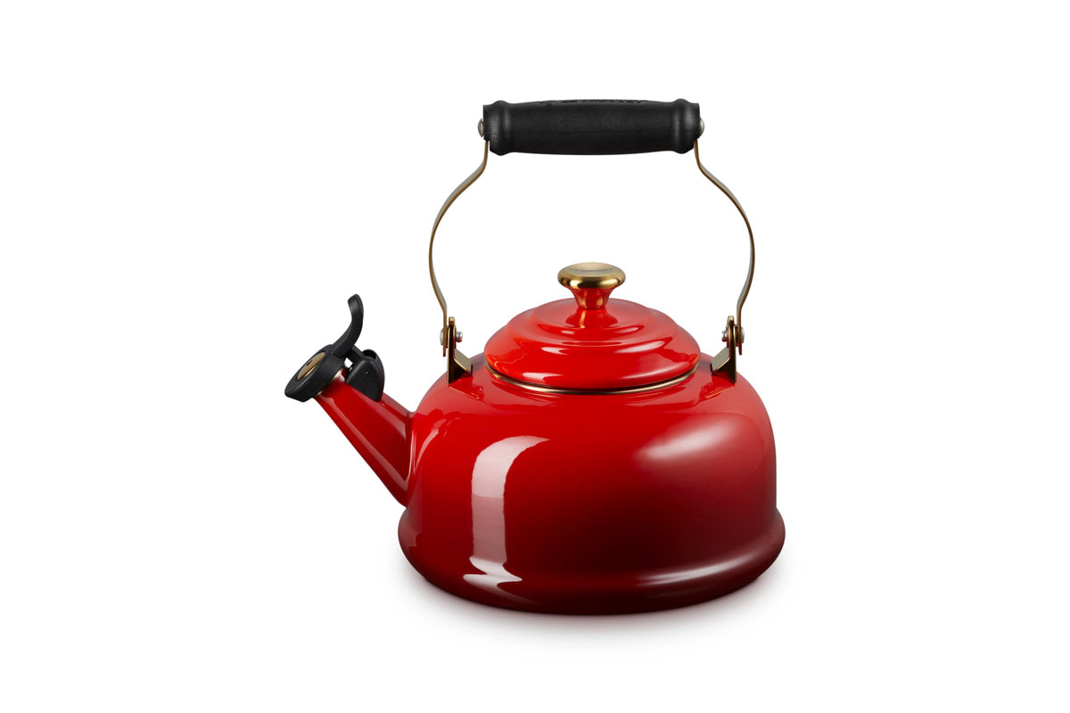 Hervidor Le Creuset esmaltado Cerise, exterior colorido para hervir agua rápidamente