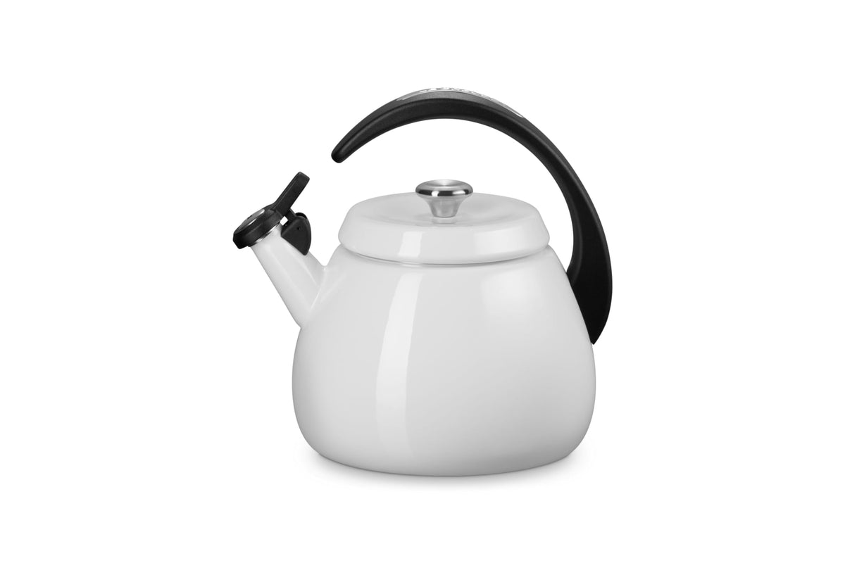 Hervidor Le Creuset Cloche 2,2 qt blanco para hervir rápido y añadir color a la cocina