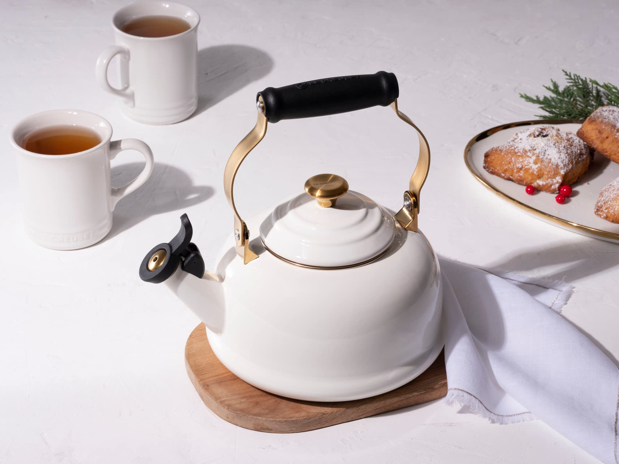 Hervidor Le Creuset apto para todas las cocinas, diseño versátil.