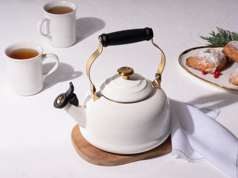 Hervidor Le Creuset apto para todas las cocinas, diseño versátil.