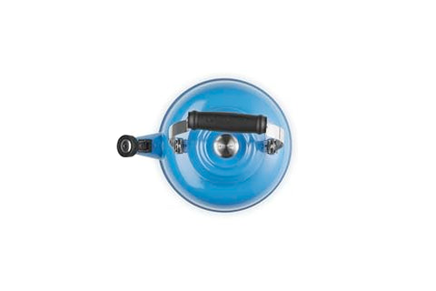 Hervidor Le Creuset con asa y tapa para verter con control.