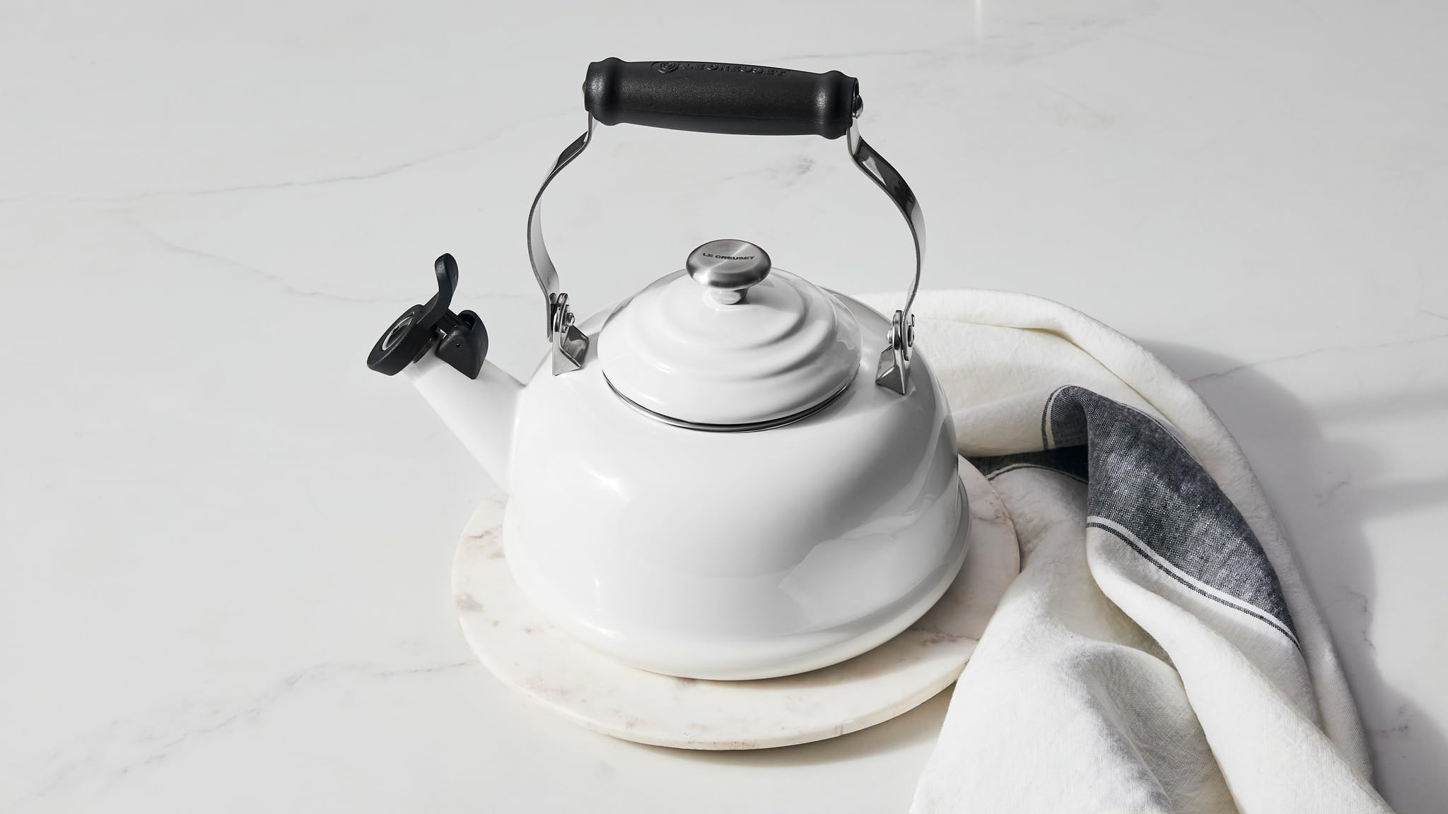 Detalle del pomo y asa grabados con cartouche de Le Creuset.