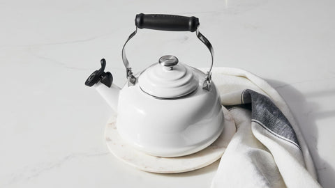 Detalle del pomo y asa grabados con cartouche de Le Creuset.