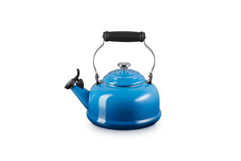 Hervidor Le Creuset en acero esmaltado Marseille frente, ideal para hervir agua para té o café.