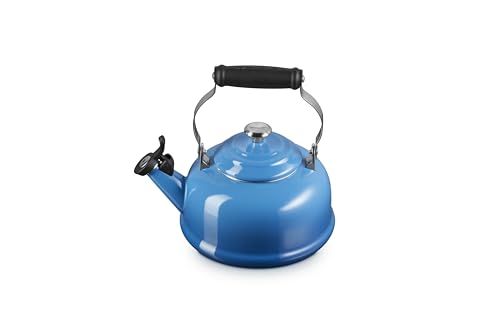 Hervidor Le Creuset de lado, diseño resistente para hervir agua con facilidad.