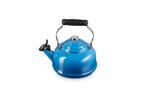 Hervidor Le Creuset de lado, diseño resistente para hervir agua con facilidad.