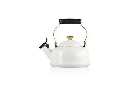 Hervidor Le Creuset con mango negro resistente al calor para seguridad.