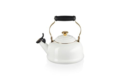 Hervidor Le Creuset con soportes dorados para manejo seguro.