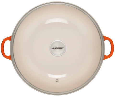 Le Creuset Horno Chef tapa de vidrio circula vapor para mantener humedad.