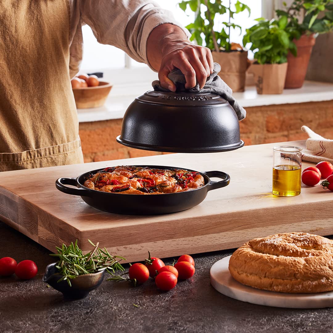 Le Creuset Horno de Pan Licorice, base baja para dorado parejo y manejo estable.