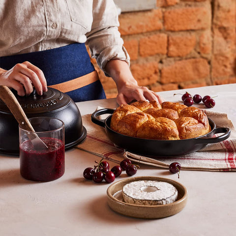 Le Creuset Horno de Pan Licorice, borde cerámico que resiste desgaste y facilita la limpieza.