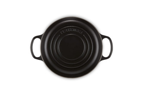 Le Creuset Horno de Pan Licorice, interior mate que facilita la limpieza y el cocinado uniforme.