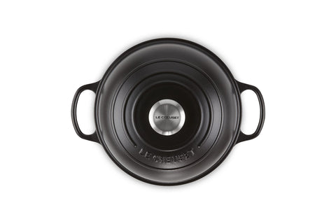 Le Creuset Horno de Pan Licorice, tapa domo que mantiene vapor para una miga crujiente.
