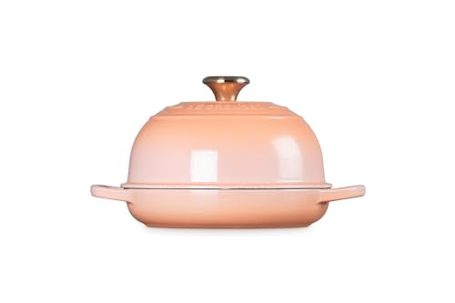 Le Creuset Base baja con relieves, dorado parejo y marca de tres aros inconfundible.