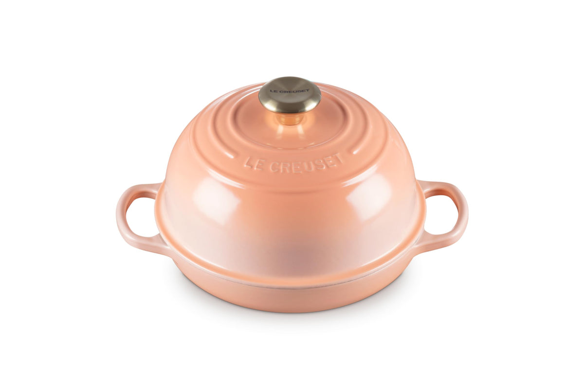 Le Creuset Horno para Pan Redondo Enamelado 9-5 Peche, vista frontal para cocción uniforme.