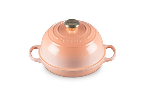 Le Creuset Horno para Pan Redondo Enamelado 9-5 Peche, vista frontal para cocción uniforme.