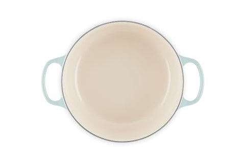 Interior en esmalte claro Le Creuset permite monitorizar la cocción con facilidad.