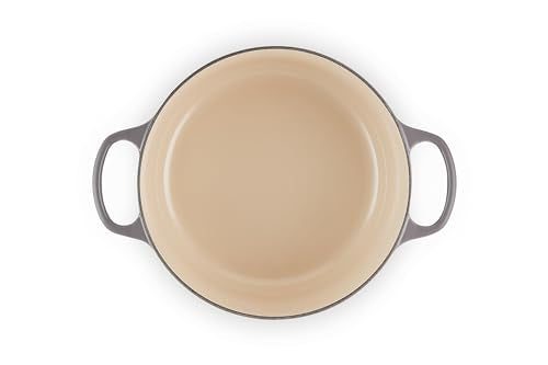 Interior esmaltado claro de Le Creuset para monitorear la cocción.