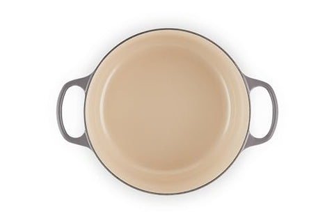 Interior esmaltado claro de Le Creuset para monitorear la cocción.