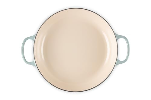 Interior esmaltado claro Le Creuset para monitorear cocción