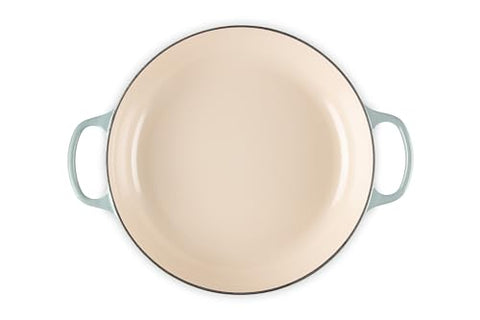 Interior esmaltado claro Le Creuset para monitorear cocción