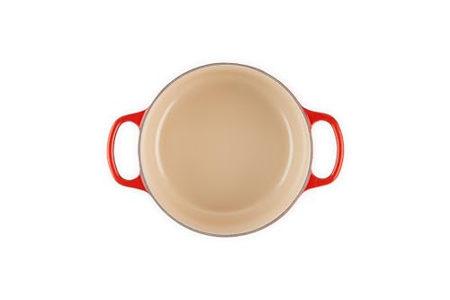 Le Creuset interior esmaltado claro, facilita vigilar la cocción.