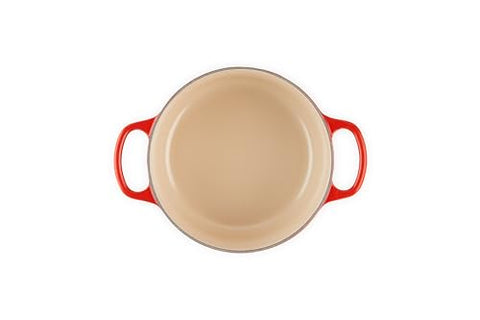 Le Creuset interior esmaltado claro, facilita vigilar la cocción.