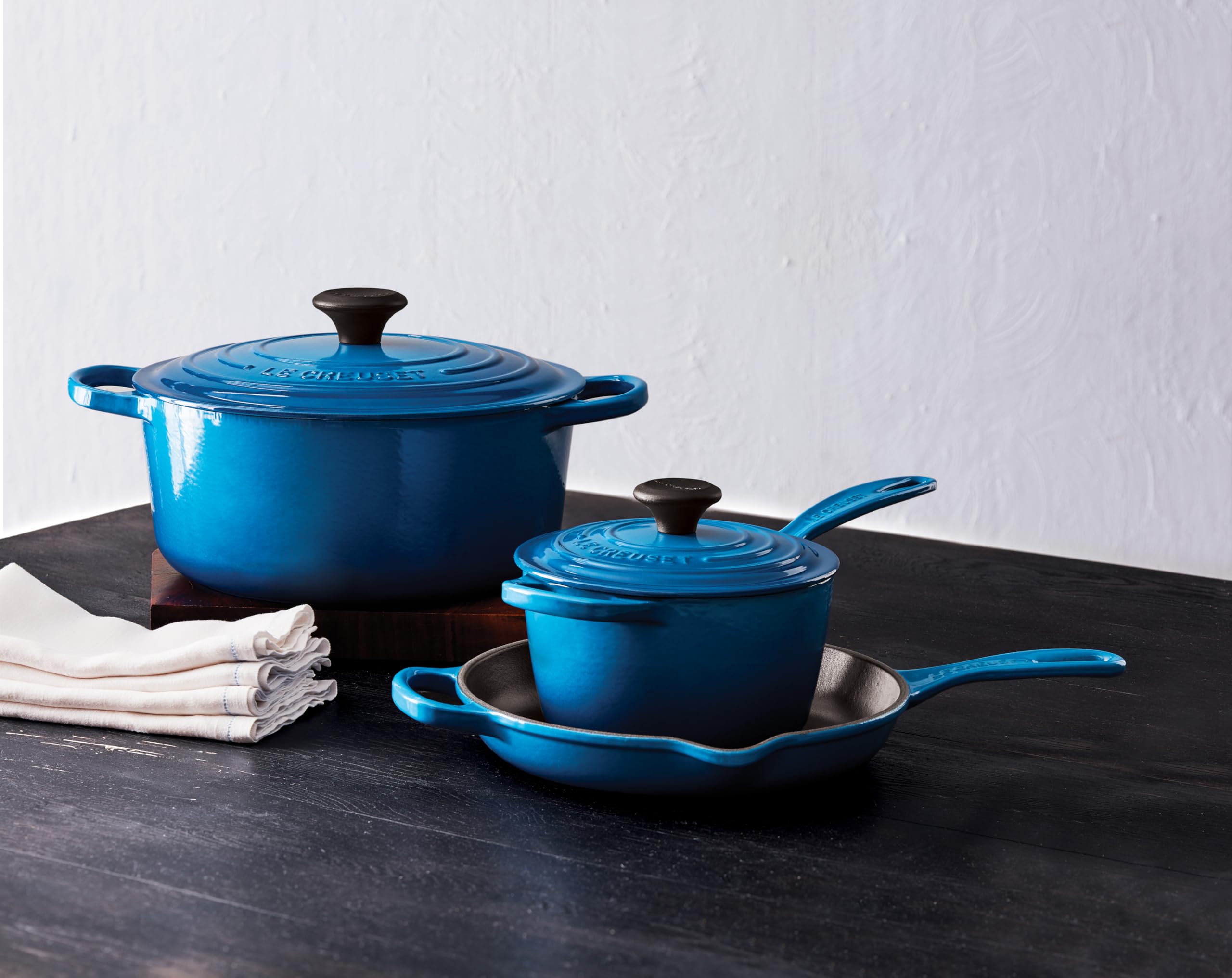 Interior negro satinado de Le Creuset, ideal para dorar y limpiar con facilidad.