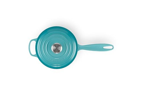 Le Creuset interior de porcelana clara, facilita ver el progreso de la cocción.