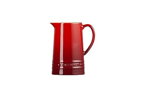 Le Creuset Jarra de piedra Cerise, detalle del glaseado, superficie no porosa y resistente a manchas.