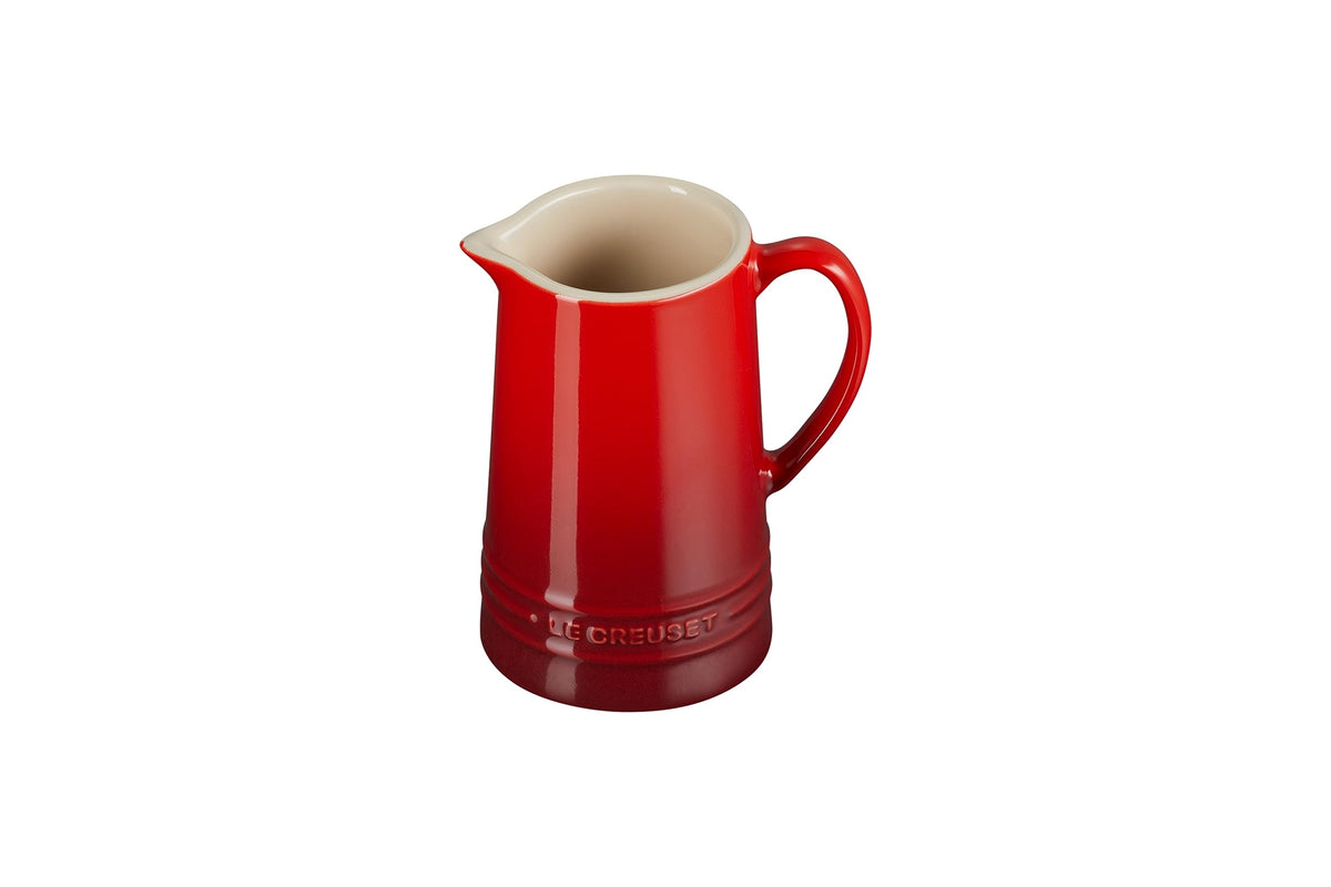 Le Creuset Jarra de piedra Cerise, vista frontal, ideal para servir bebidas calientes o frías.
