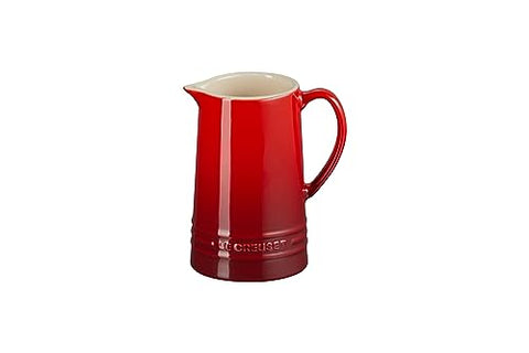 Le Creuset Jarra de piedra Cerise, detalle de vertido, agarre seguro y vertido suave.