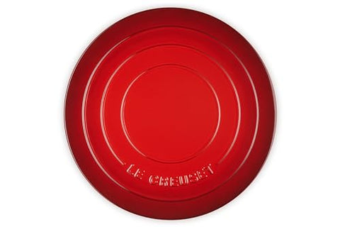 Le Creuset lado esmaltado antiadherente facilita deslizar la pizza.