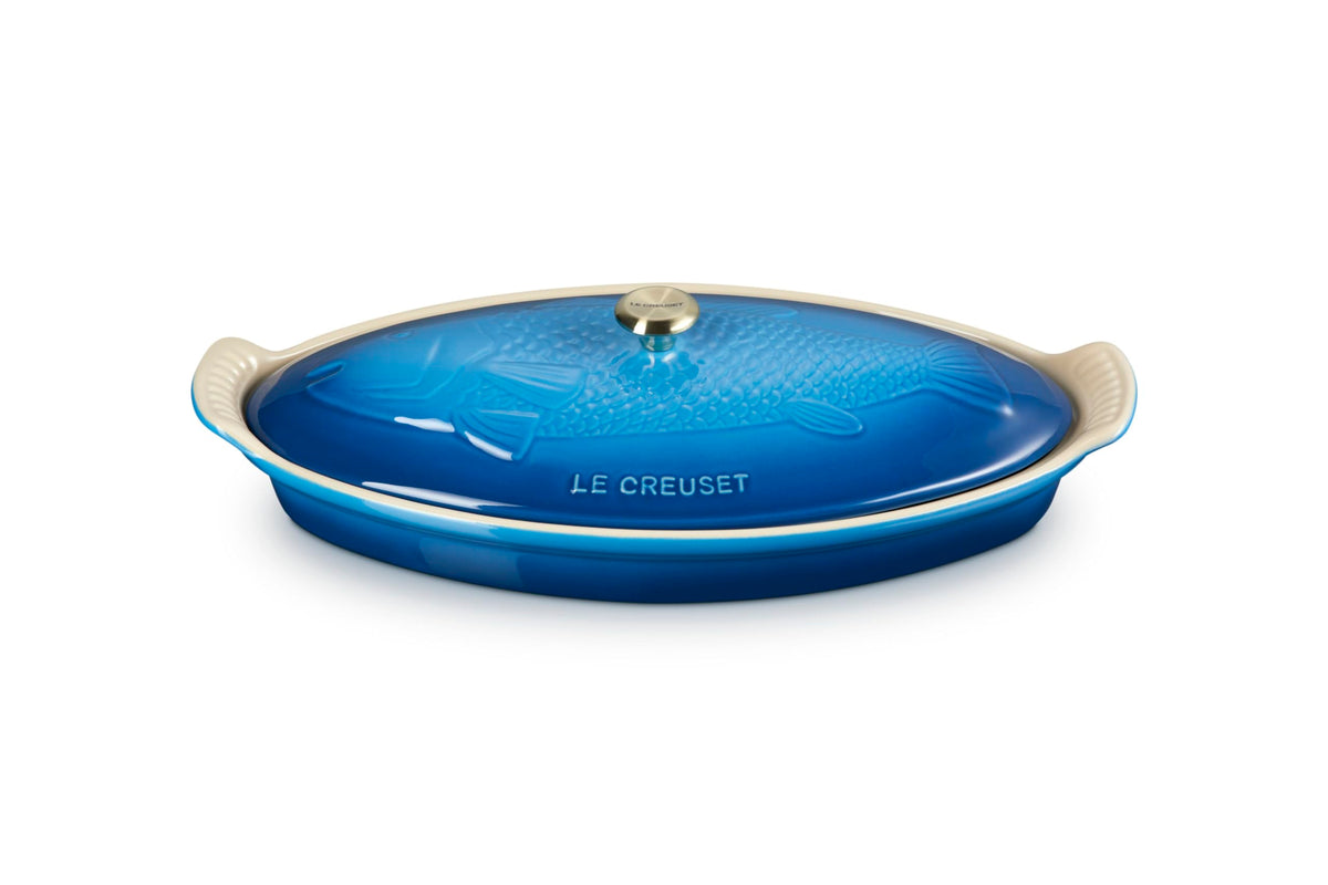 Le Creuset Heritage Fish Baker de loza de piedra, enfoque pescado oval, hornea pescado de forma uniforme.