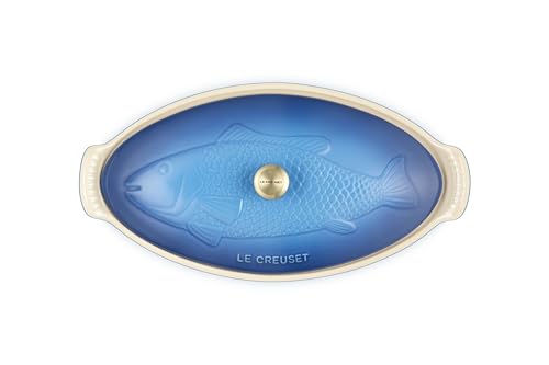 Le Creuset Heritage Fish Baker, tapa dorada, mantiene humedad para jugos y sabor consistentes.