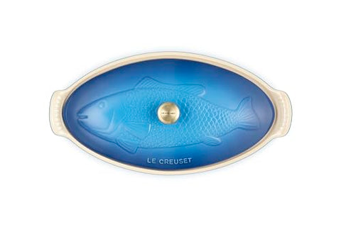 Le Creuset Heritage Fish Baker, tapa dorada, mantiene humedad para jugos y sabor consistentes.