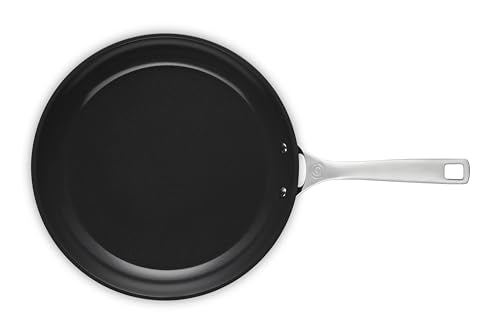 Le Creuset Mango ergonómico y frío al tacto para manejo cómodo.