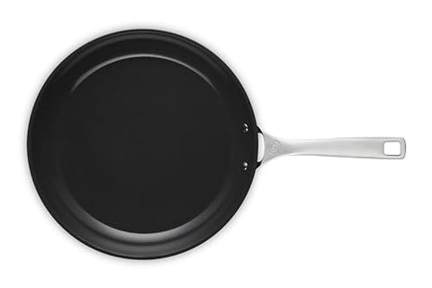 Le Creuset Mango ergonómico y frío al tacto para manejo cómodo.