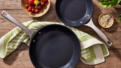 Le Creuset mango ergonómico para un agarre cómodo al cocinar.